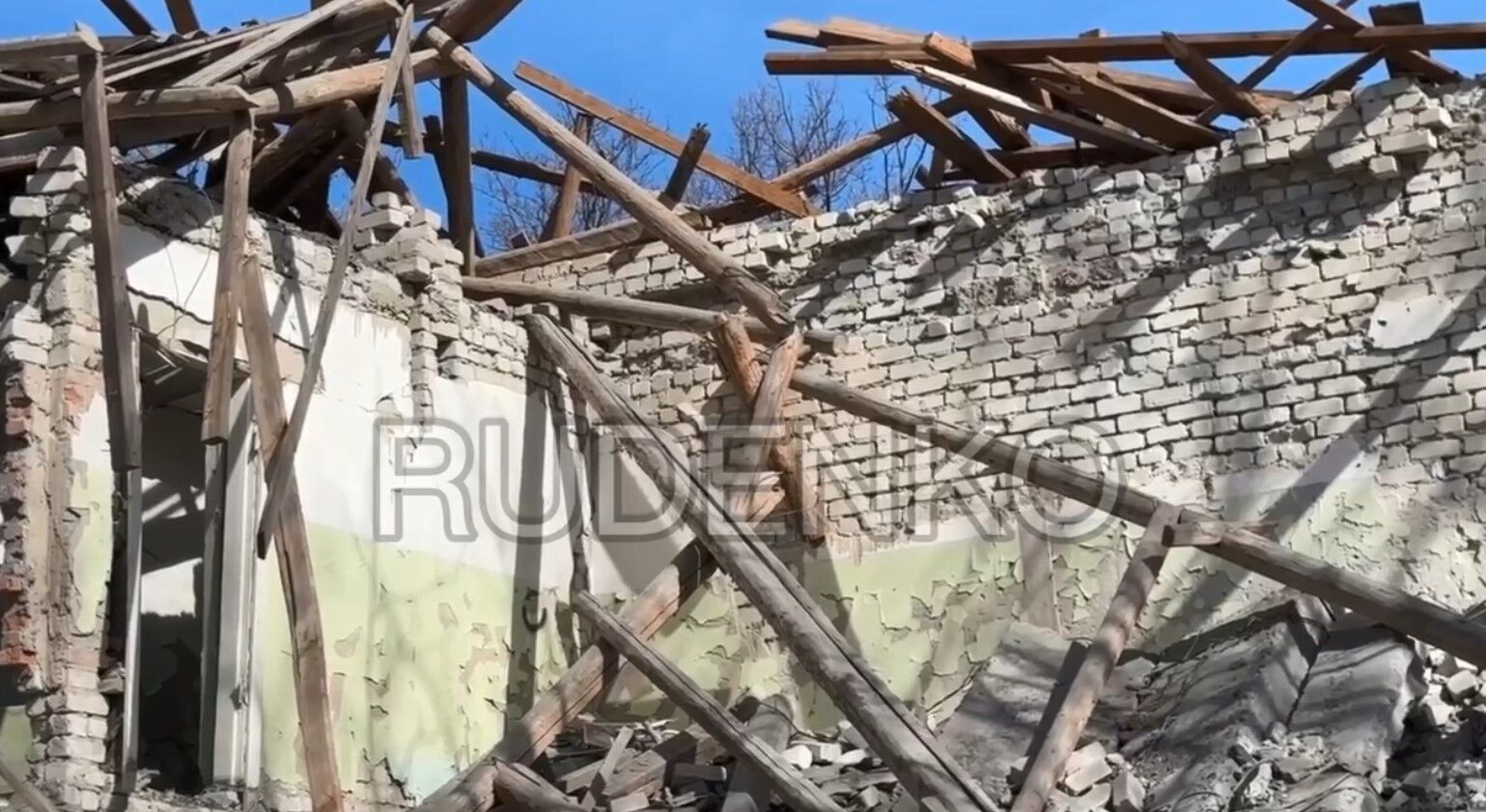 Будівля, в якої знесло дах після удару снаряду невідомого походження