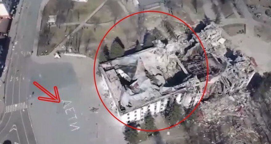 Річниця трагедії: рік тому росіяни розбомбили Маріупольський драмтеатр, де перебували сотні людей (відео)