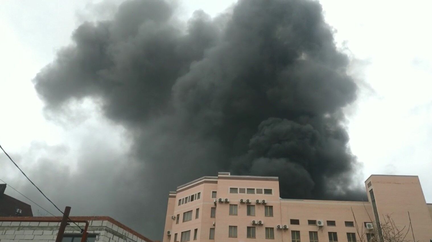 З'явились кадри вибуху в Ростові-на-Дону: явно чути звук детонації у будівлі служби ФСБ рф (відео)
