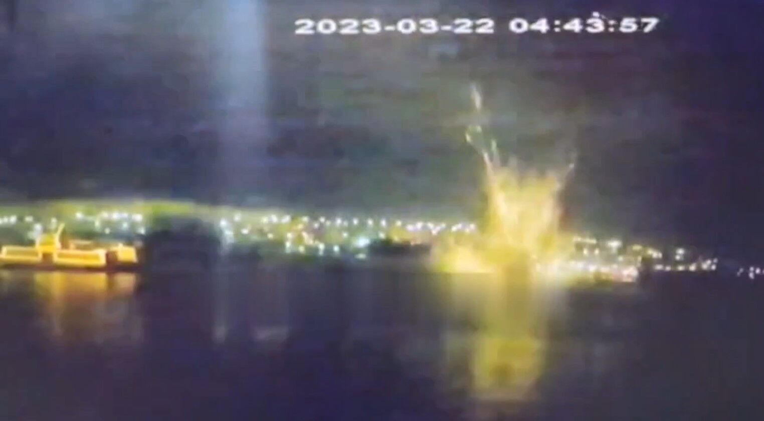 ''Бавовна'' у Севастополі: кадри з бухти, де вибухали припортові споруди - відео