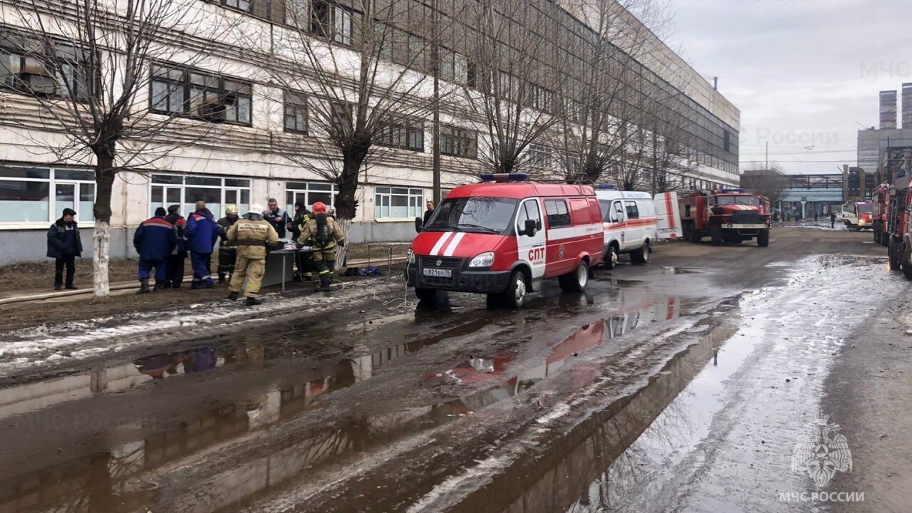 Пожарные машины у завода в Ярославле