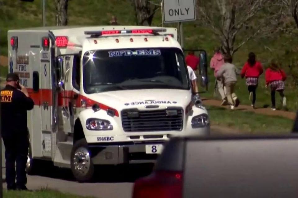 Автівка швидкої допомоги біля школи у Нешвіллі
