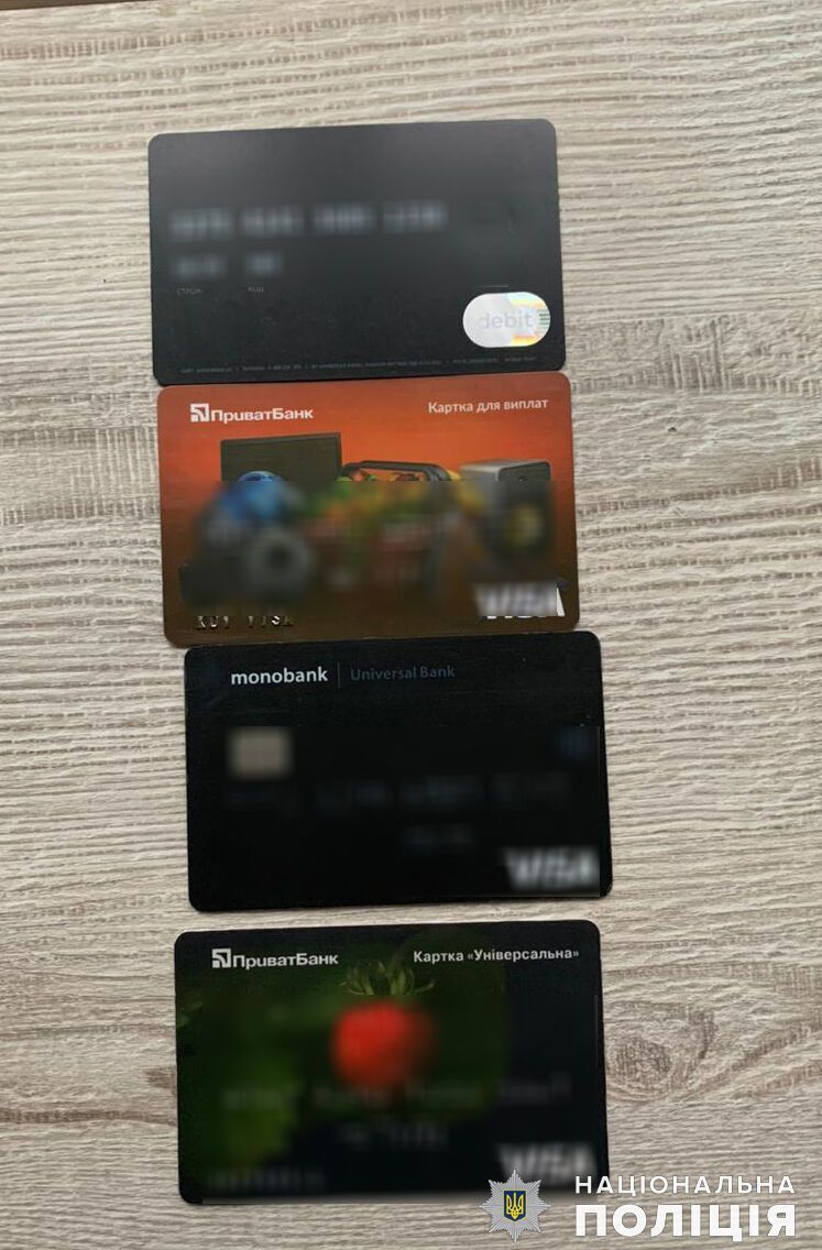 В доме парня нашли банковские карточки, на которые перечисляли деньги за ''товар''