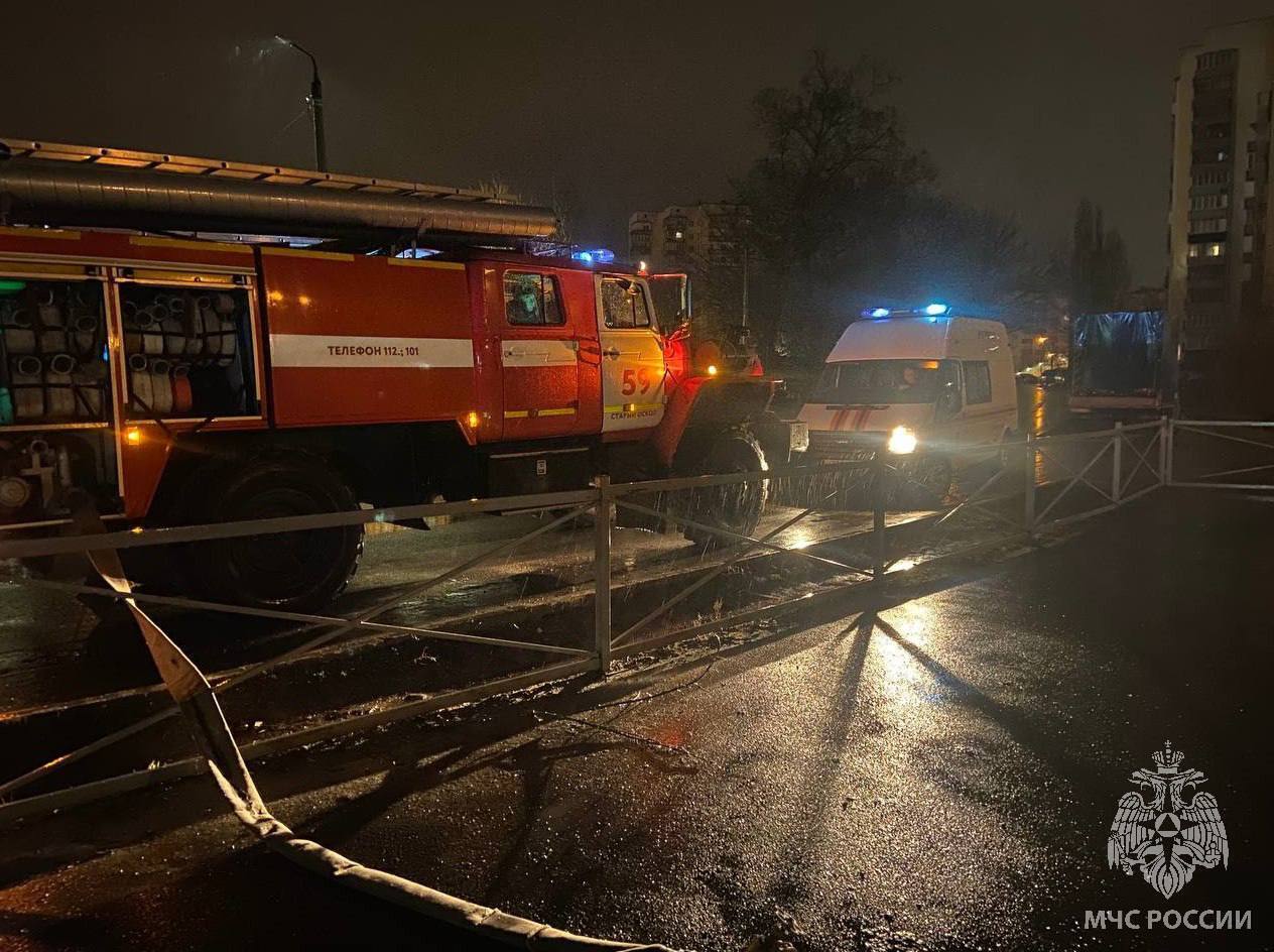 Машини пожежників та медиків на місці надзвичайної події у Бєлгороді