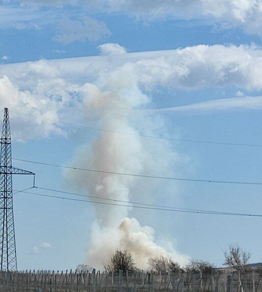 Дымный столб возле села Раздольное в Крыму