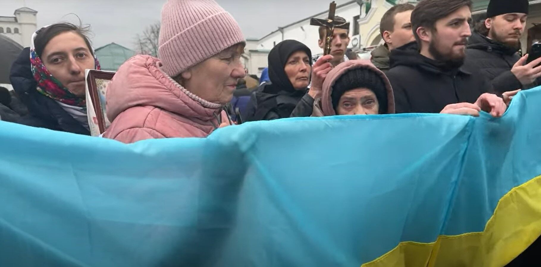 Приверженцы УПЦ МП на площади перед Верхней Лаврой