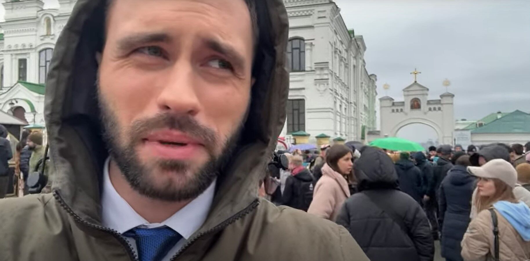 Журналист ''24 канала'' и панорама площади перед Верхней Лаврой в Киеве