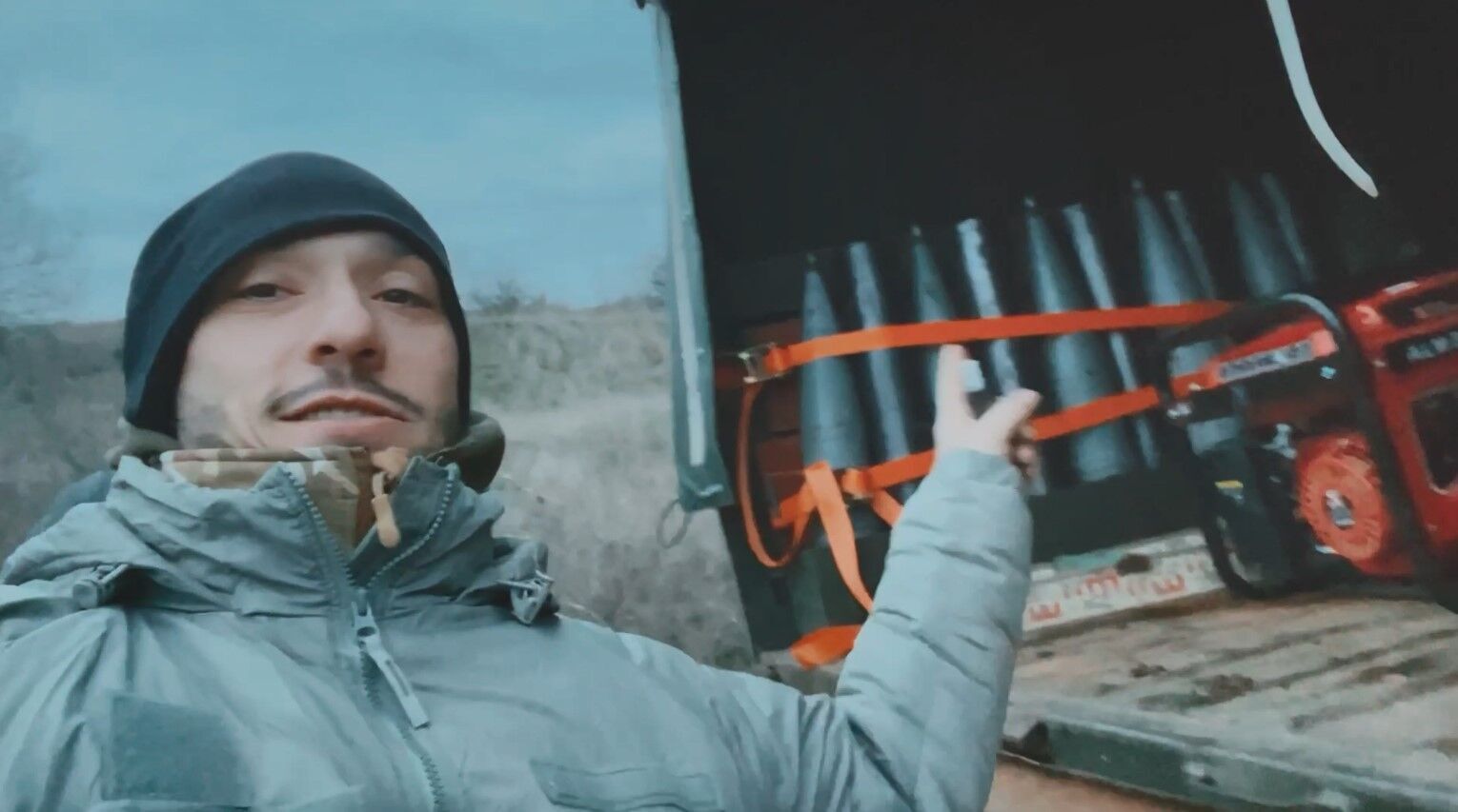 Начальник управління патрульної поліції Миколаївської області Віталій Даніла показує ''ленд-ліз'' від окупантів
