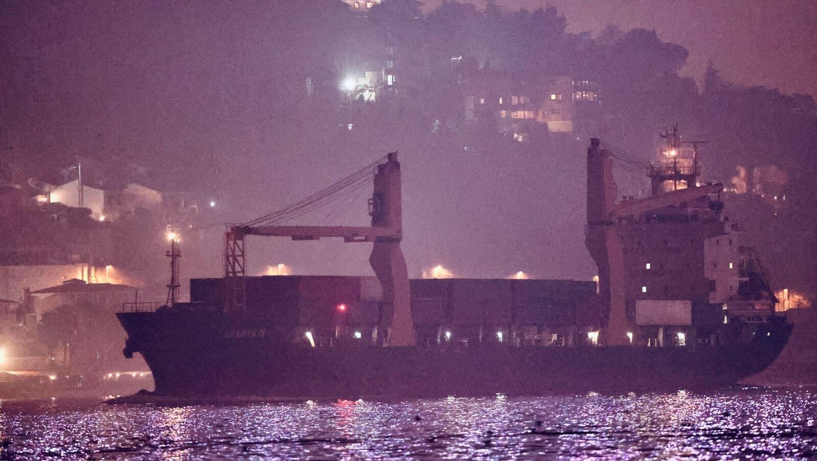 Російський корабель MV Sparta IV пройшов через Стамбул на шляху до російської бази в Чорному морі в ніч на 4 березня. Транспортні контейнери можна побачити складеними на палубі над трюмами