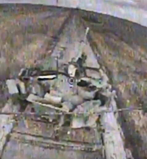 Під Соледаром ЗСУ влучили FPV-дроном в російського танкіста: необачно виглянув з люка (відео)