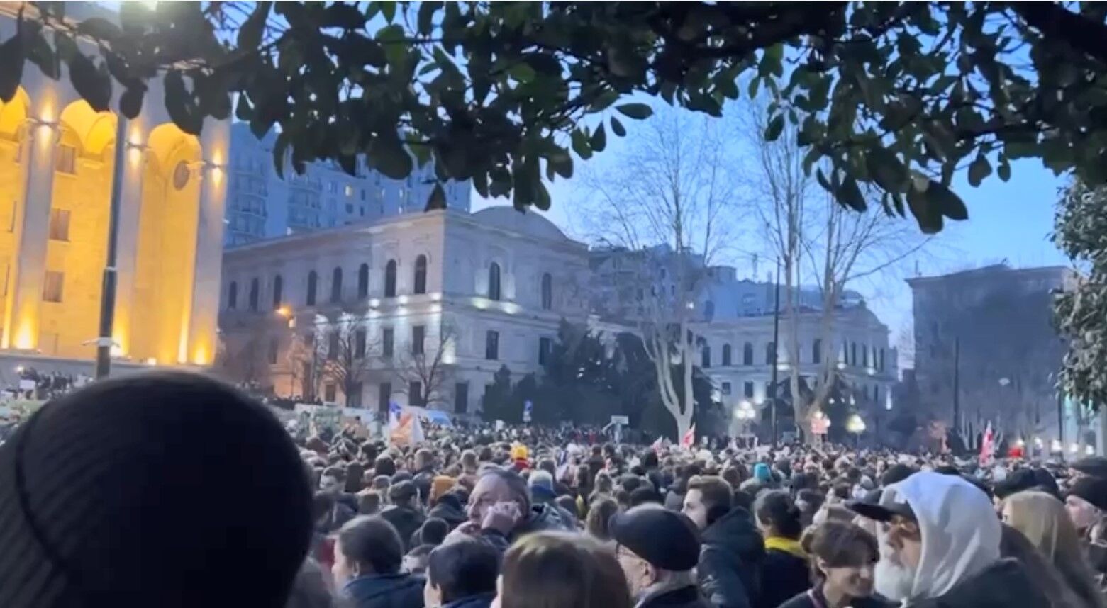 Протесты в Грузии: собрались десятки тысяч митингующих