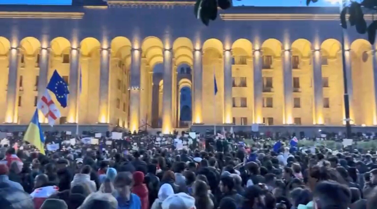 Протесты в Грузии: на площади собралось около 10 тысяч митингующих (видео)