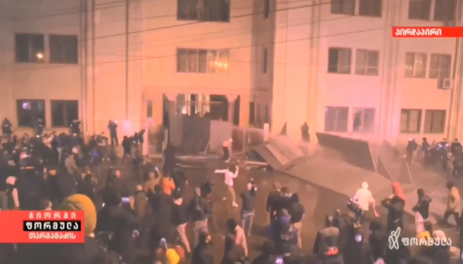 Протести в Грузії: мітингувальники штурмують будівлю парламенту - відео (оновлення)