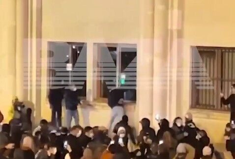 Протесты в Грузии: митингующие штурмуют здание парламента - видео (обновление)