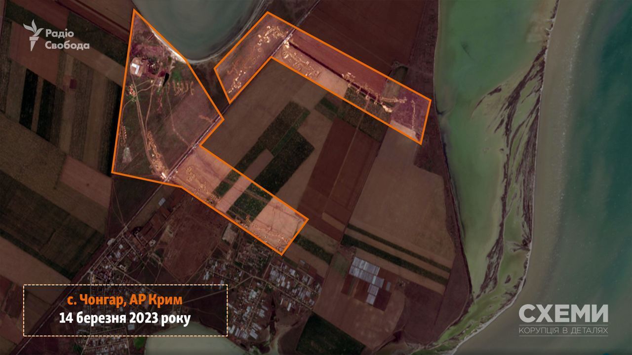 У Криму окупанти масово будують захисні споруди: супутникові фото 