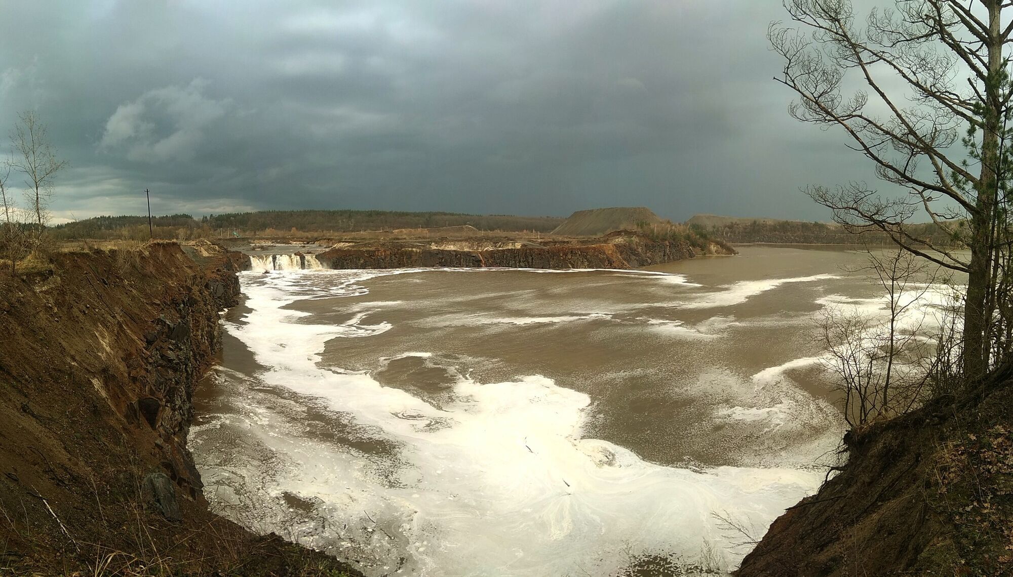 У Малинському районі Житомирщини неконтрольований скид води перетворив кар'єр на водоспад