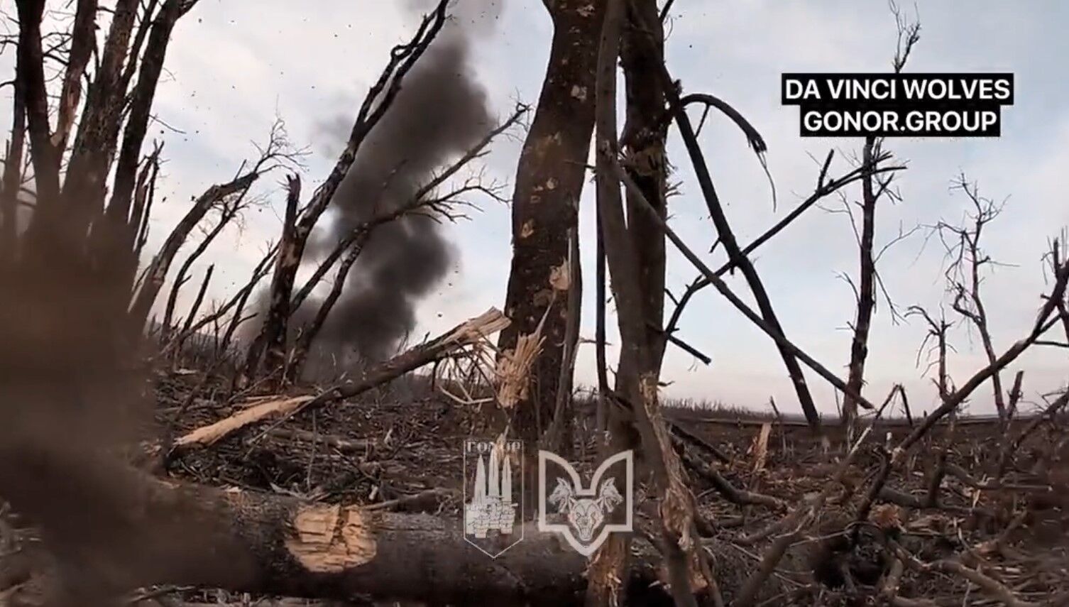 Російський снаряд вибухає за кілька метрів від бійця ЗСУ