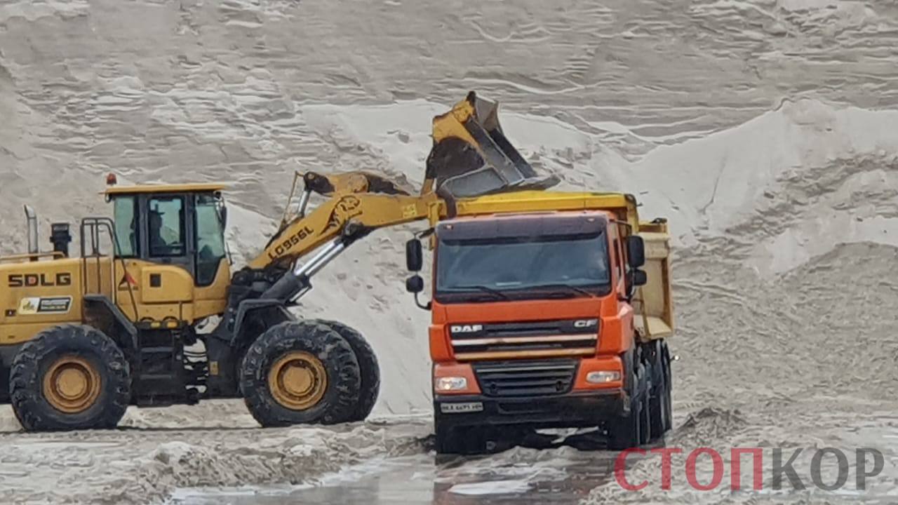 Вывозили песок с арестованных земель: полиция Киевщины поймала ''на горячем'' технику пророссийской компании