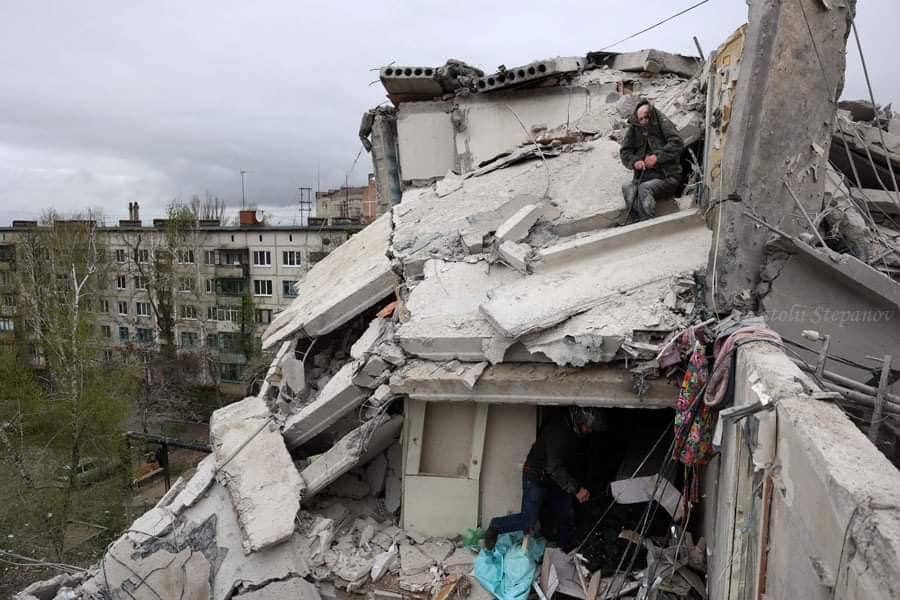 Мужчина - среди руин 5-ти этажки в Славянске - следствие обстрела армией рф 14 апреля 2023 года