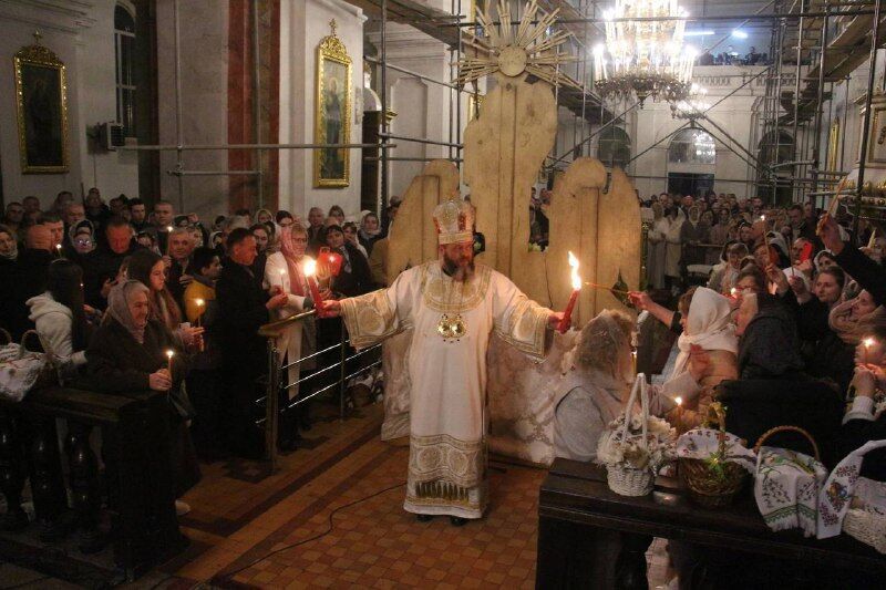 В Україну прибув Благодатний вогонь, а ЗСУ із Бахмута прислали привітання з Великоднем (фото) 