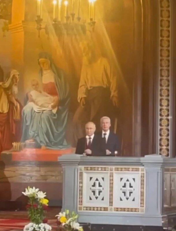 Путін прийшов на Великдень у пустий храм, а його війська обстріляли храм у Донецьку (фото, відео) 