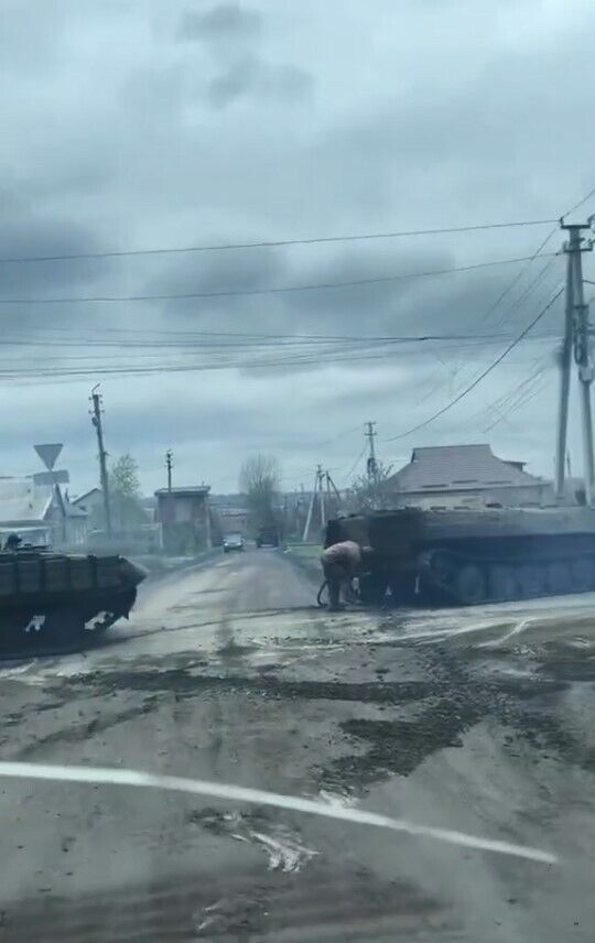 Бахмут в Донецкой области: справа - бронемашина, попавшая в аварию, слева - БРЕМ на основе Т-64