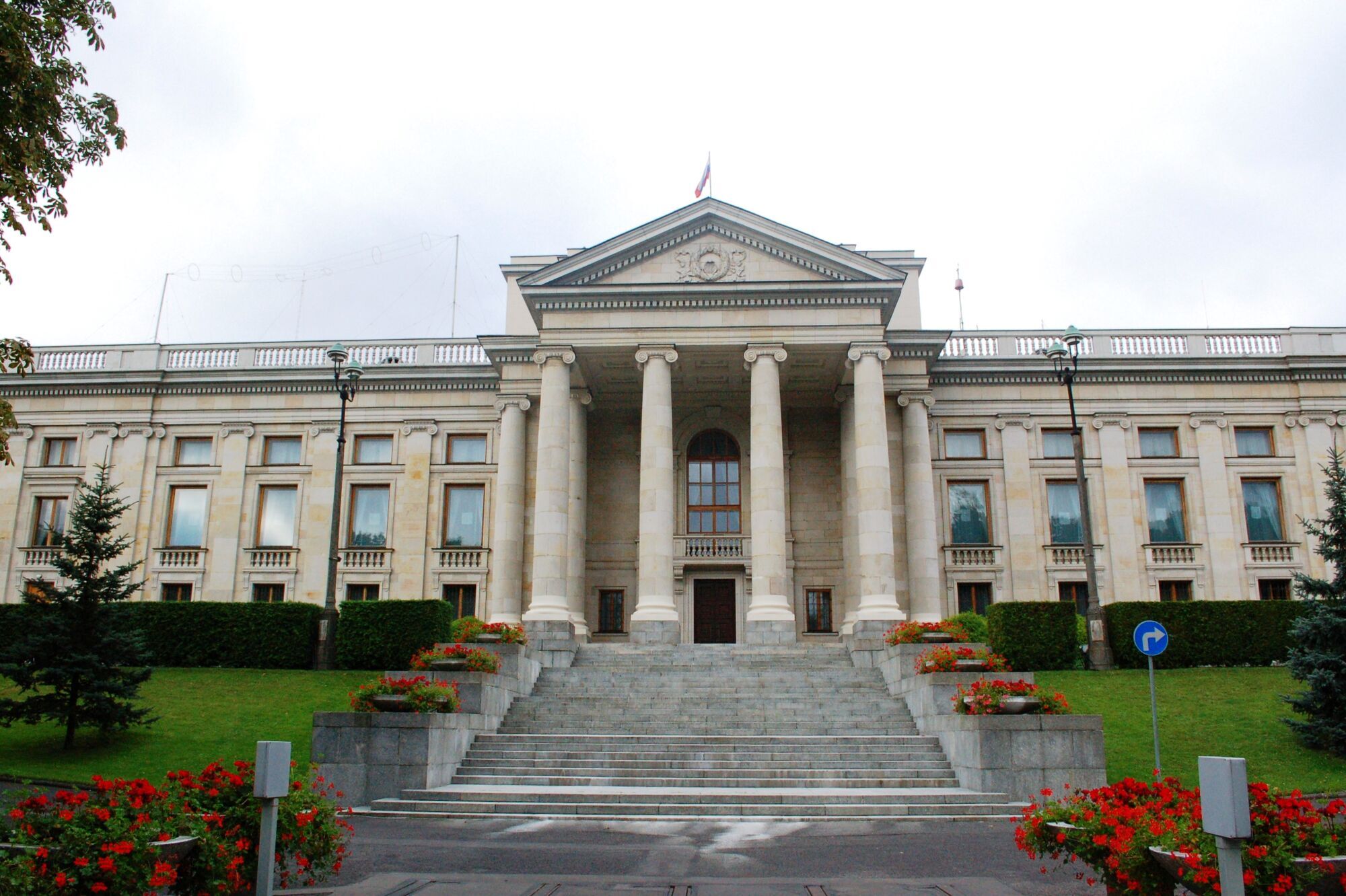 Посольство рф в Польше: монументальное здание, похожее на дворец
