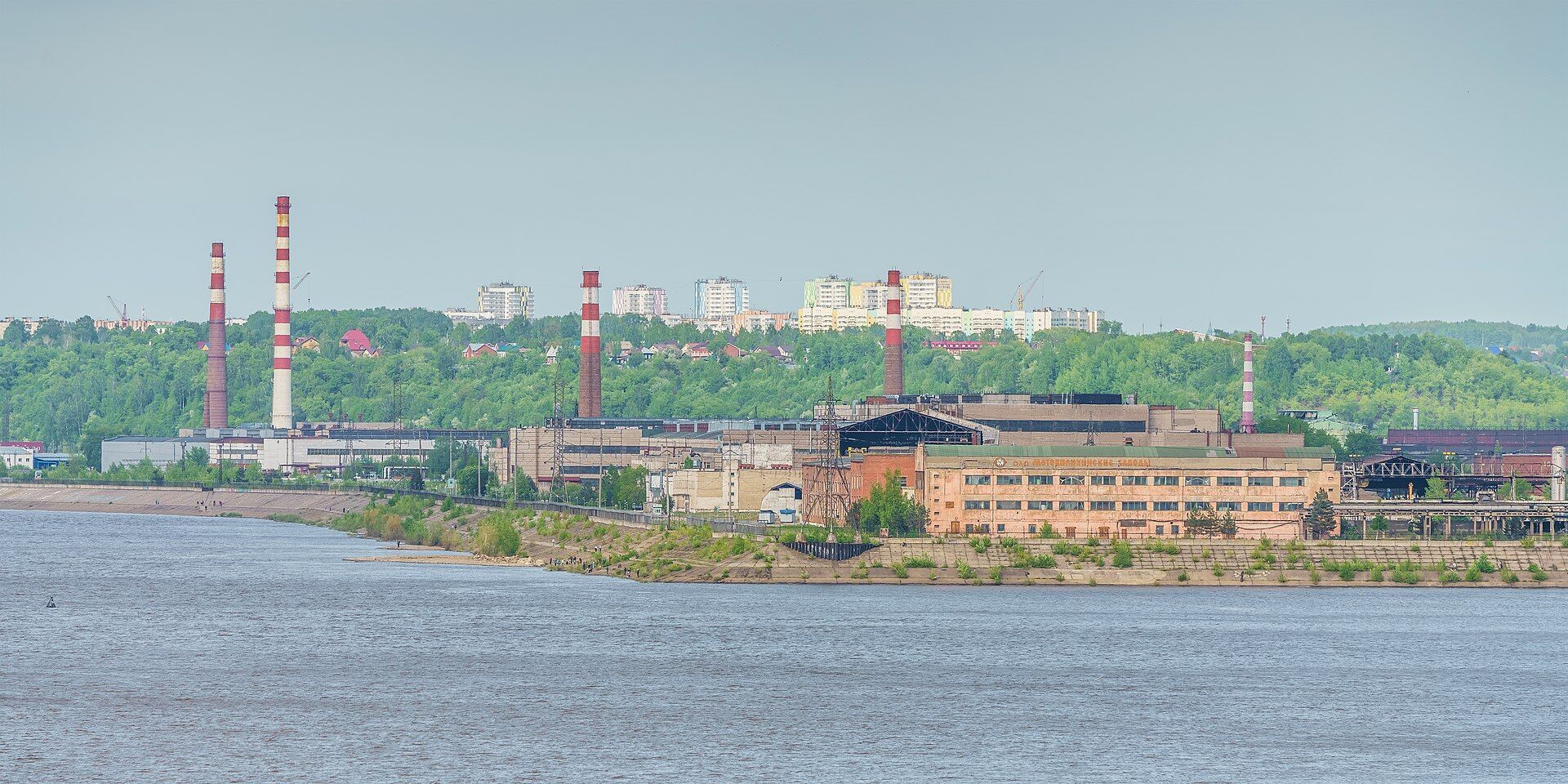 Мотовиліхинський завод - комплекс виробничої цехів на березі річки