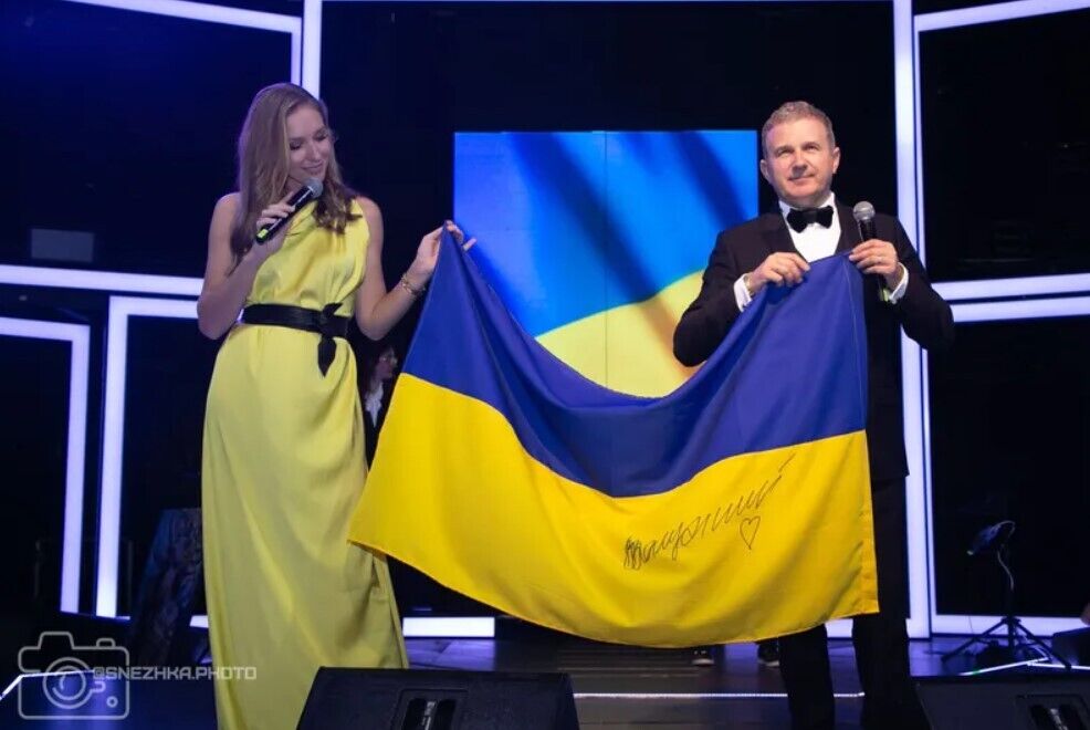 Катерина Осадча та Юрій Грбунов - з прапором, який підписав Валерій Залужний
