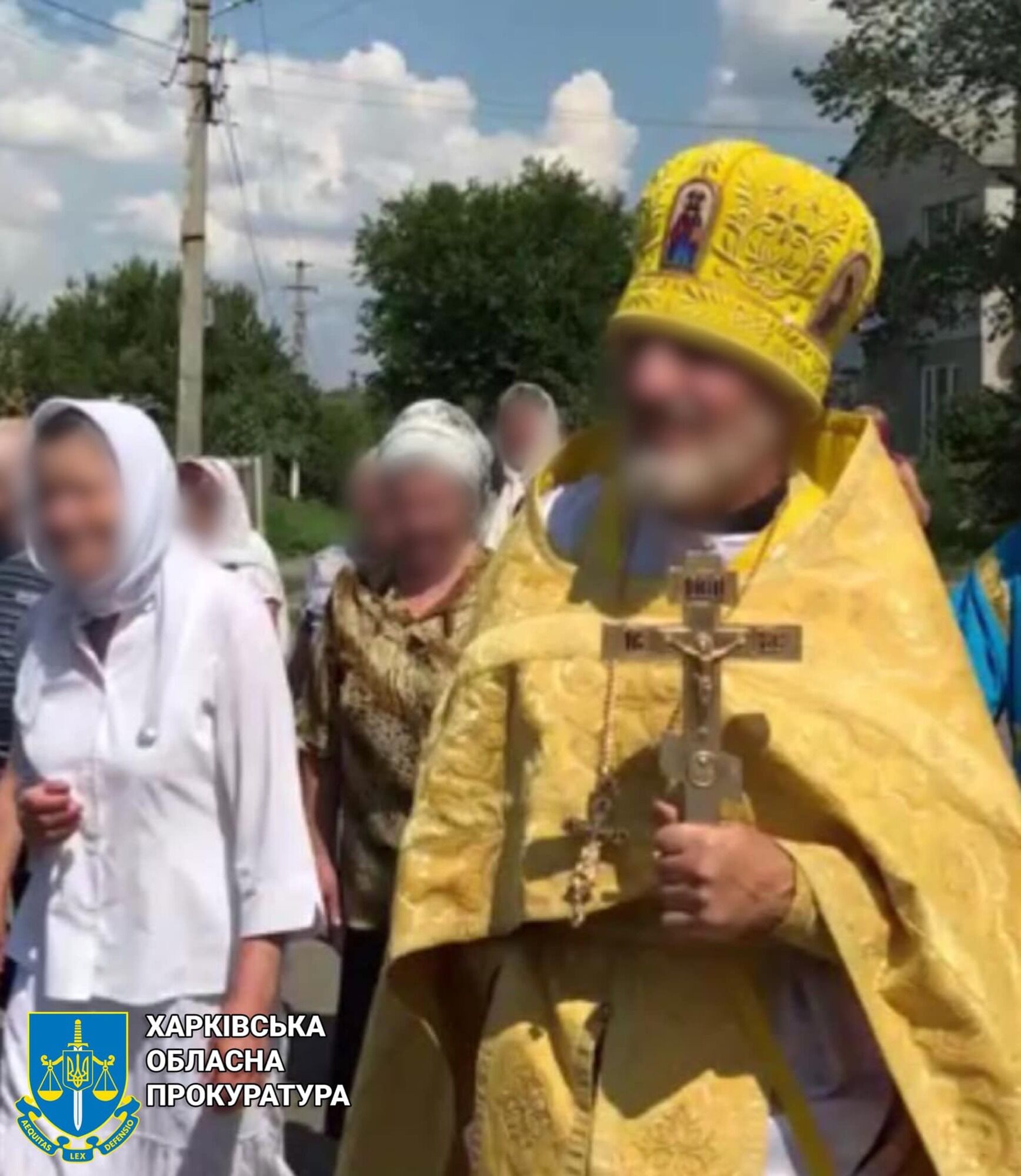 Церковник во время религиозного мероприятия в пгт Двуречная Харьковской области.