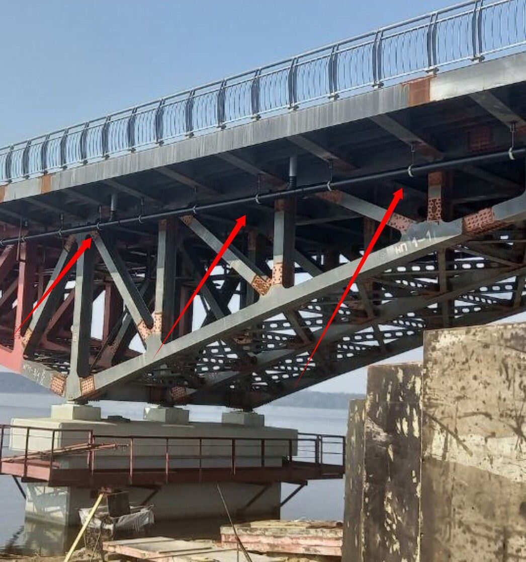На мості на Полтавщині встановили звичайні водопровідні труби?