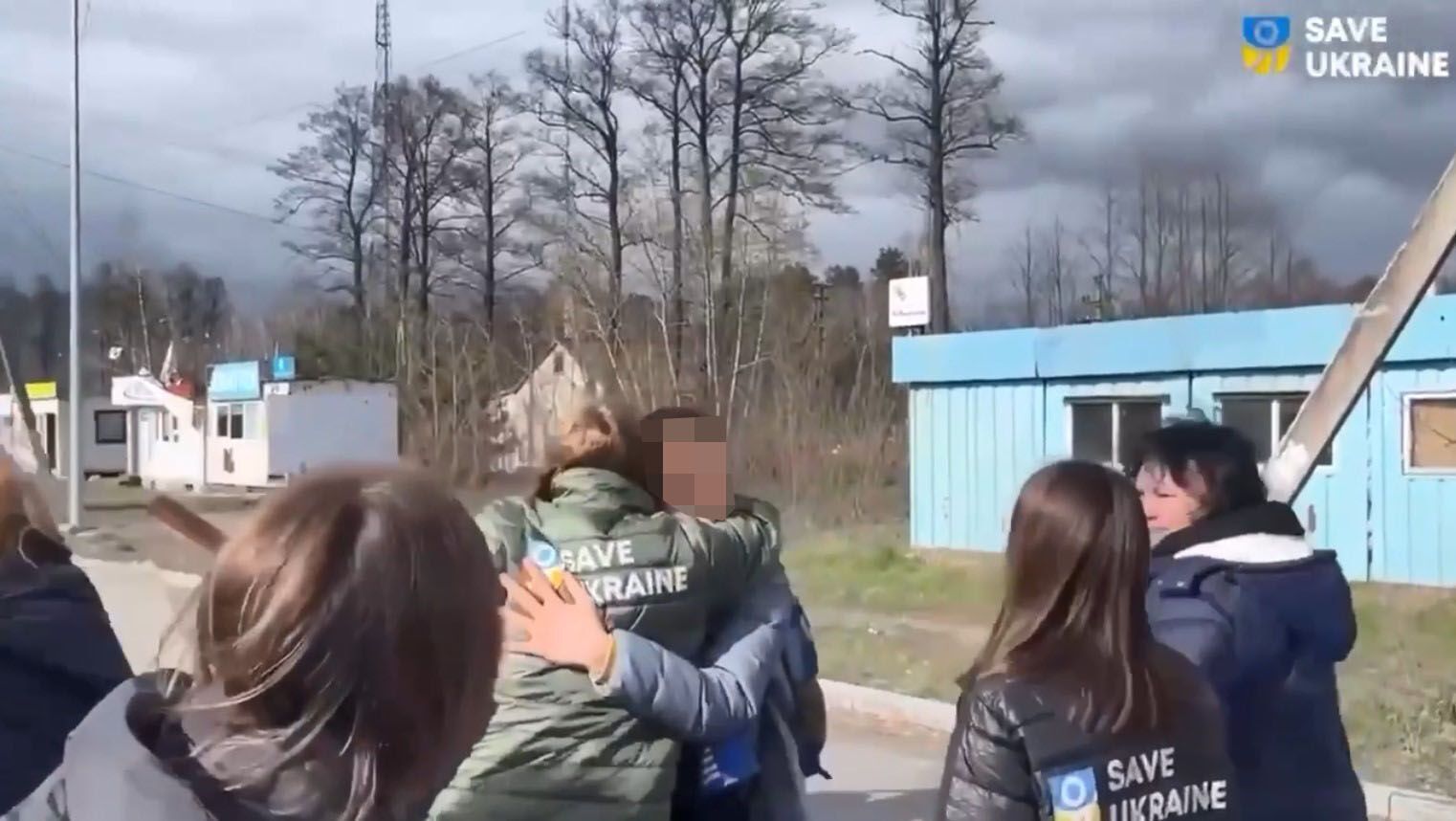 Дети обнимают спасателей, их встречающих на территории Украины