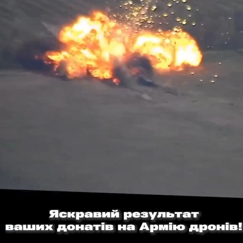Попадания украинского снаряда по российской самоходной гаубице неустановленного типа