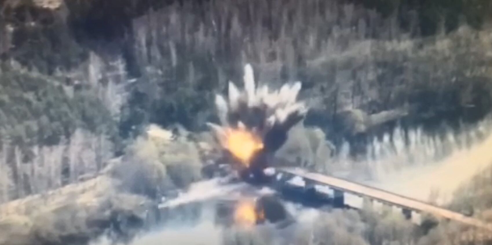 Взрыв снаряда, попавшего в мост