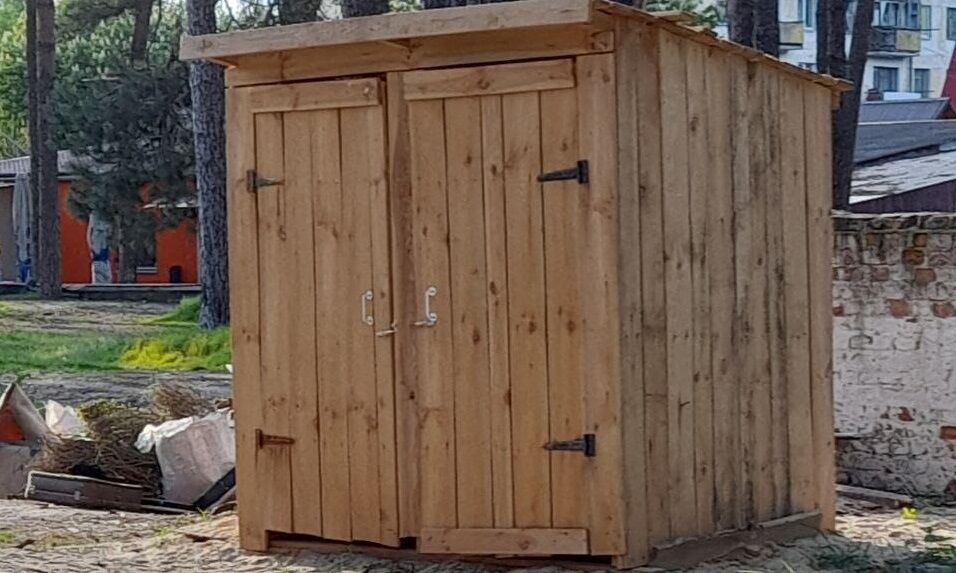 Деревянный туалет построили отдельно от бомбоубежища
