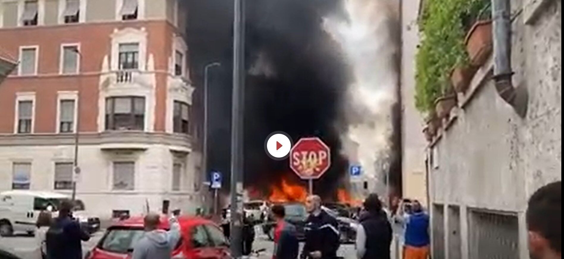 Дим над вулицею, на якій стався вибух у Мілані