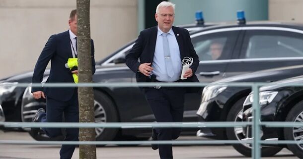Зеленский чуть не потерял свой телефон в Германии: гаджет президенту вернул офицер полиции (фото)