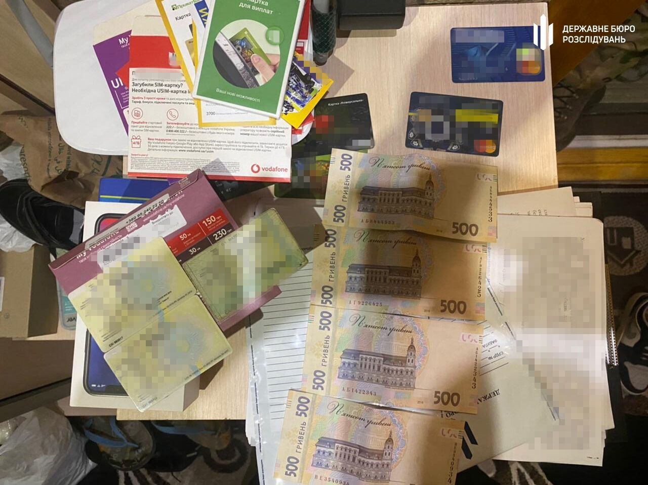 Результати обшуку: 2,5 тис грн і банківські картки