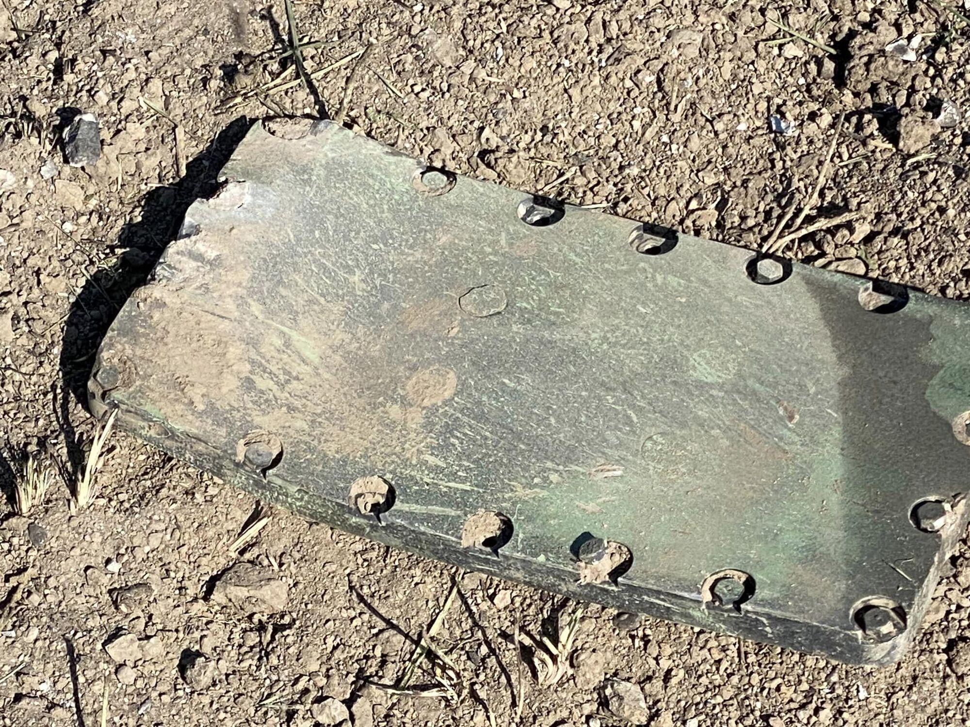Наслідки обстрілу Одеси: відірвано металеву пластину