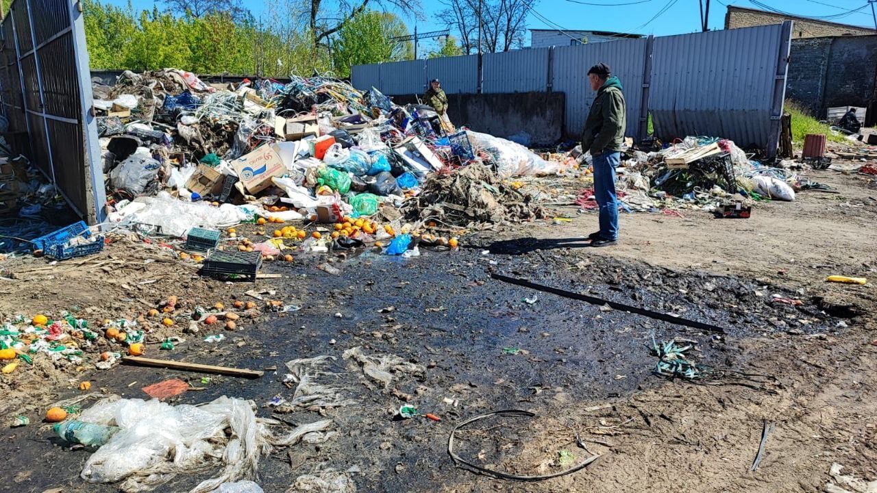 У Києві Дніпровську плодоовочеву базу перетворили на смітник (фото)