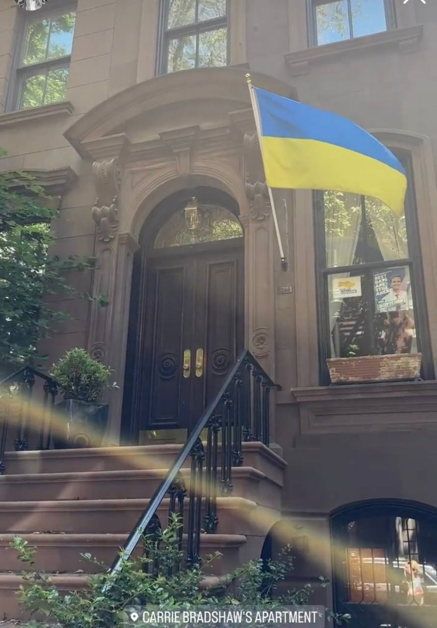 В США на здании, где снимался культовый сериал с Сарой Джессикой Паркер, вывесили украинский флаг (фото)