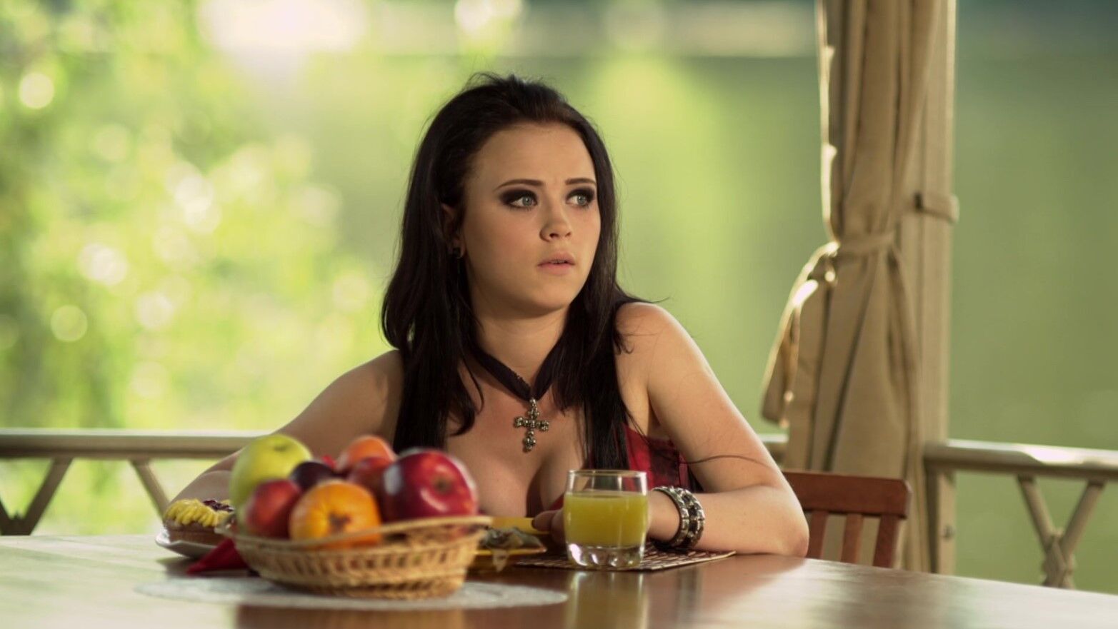 ''Внучка Женя'' - кадр из 5-го сезона сериала ''Сваты''