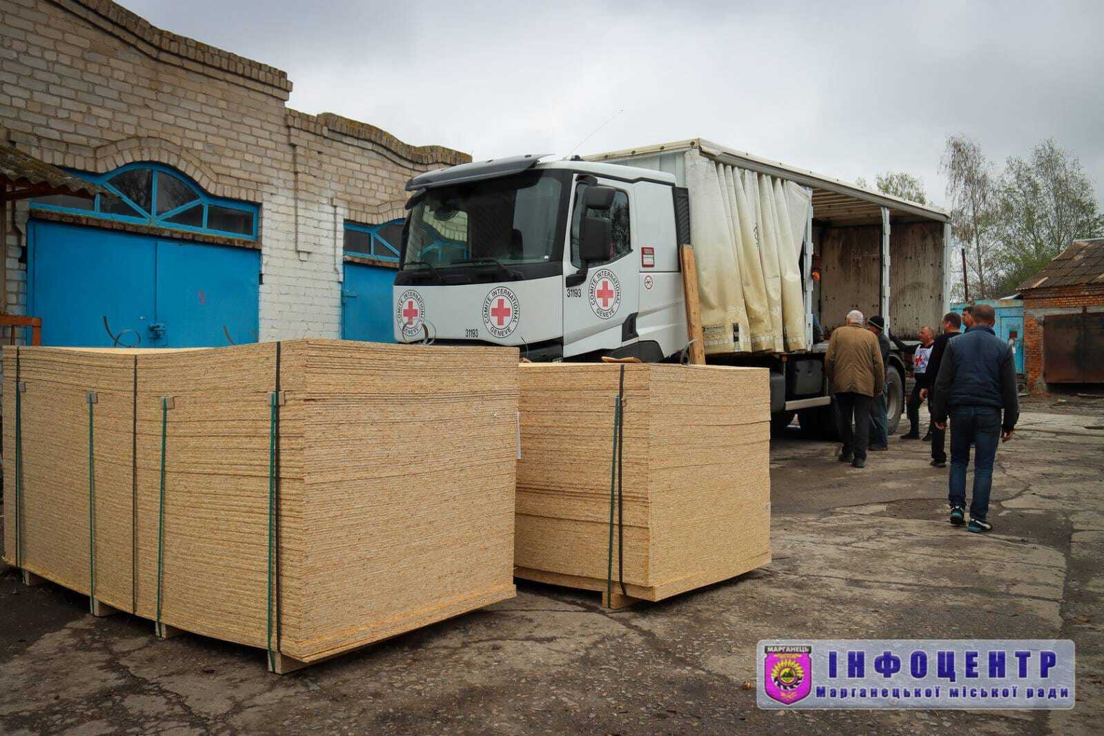 Международные организации привозят в Марганец строительные материалы