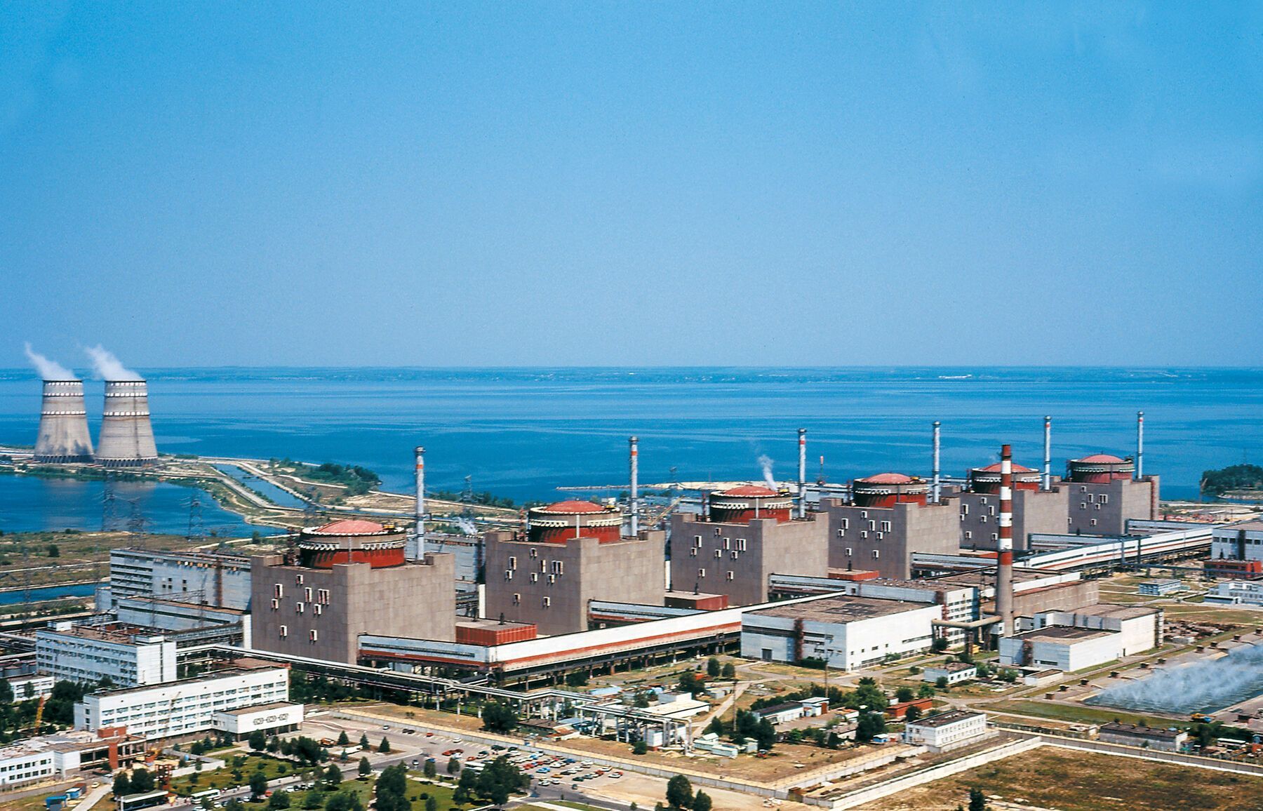 Энергоблоки Запорожской АЭС - от №1 до №6 (слева направо)