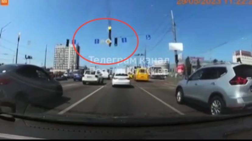 В сети появилось новое видео падения обломков российской ракеты на дорогу в Киеве