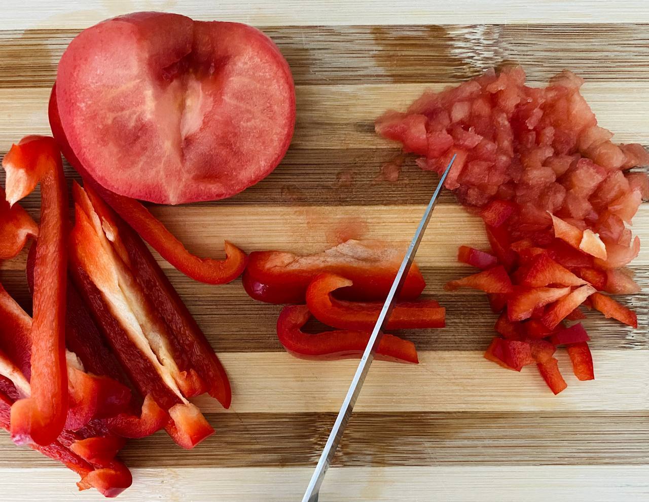 нарезка помидоров и перца