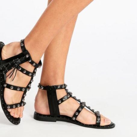 Выглядят дешево: стилист назвала четыре типа обуви, которые следует избегать этим летом