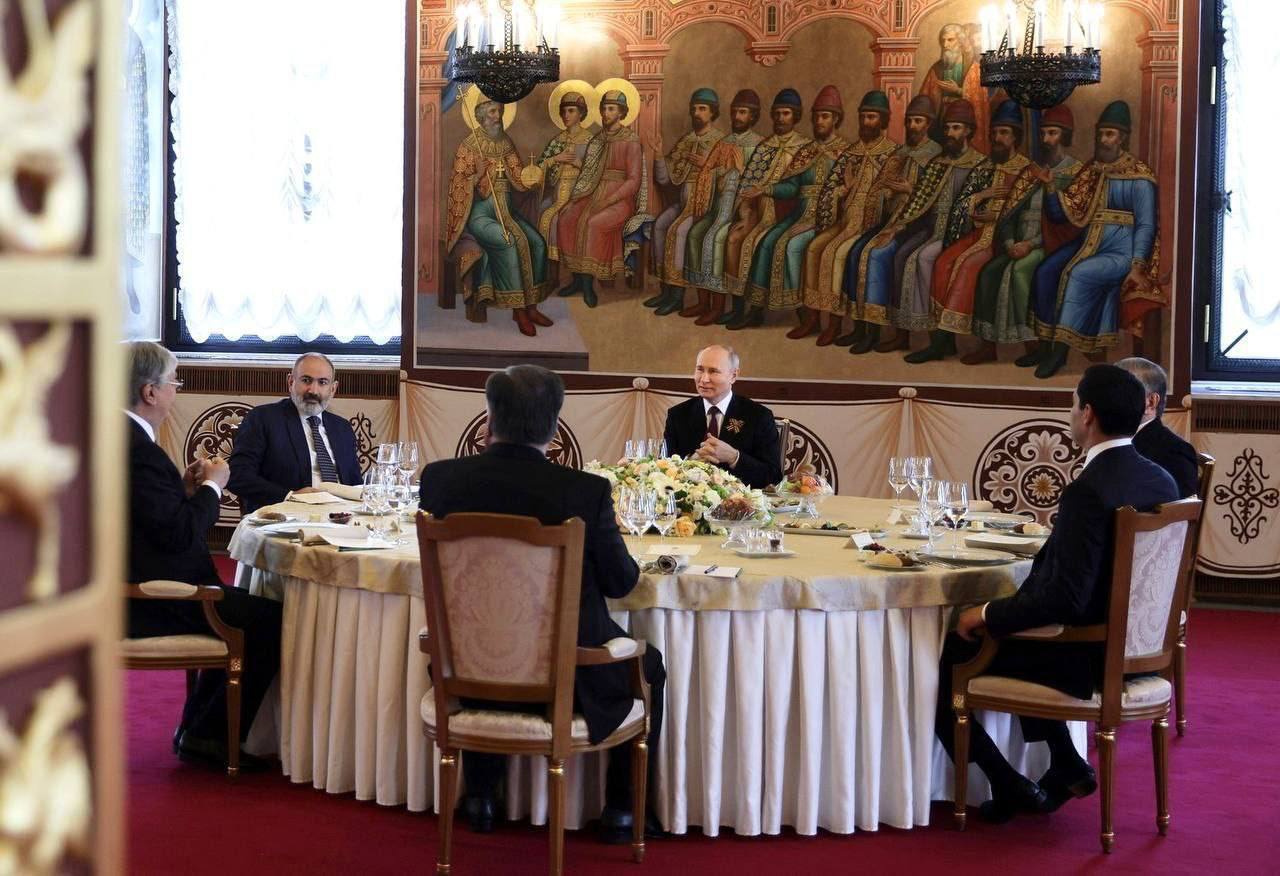 Святковий стіл у Кремлі: з путіним і без Лукашенка