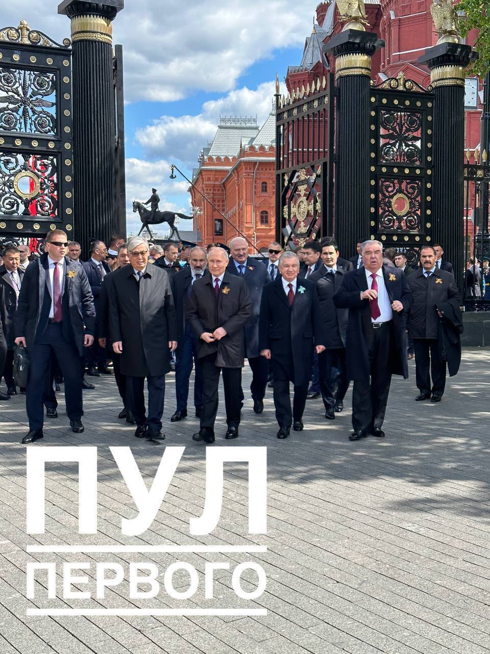 Лукашенко вместе с путиным шагает по Красной площади в Москве