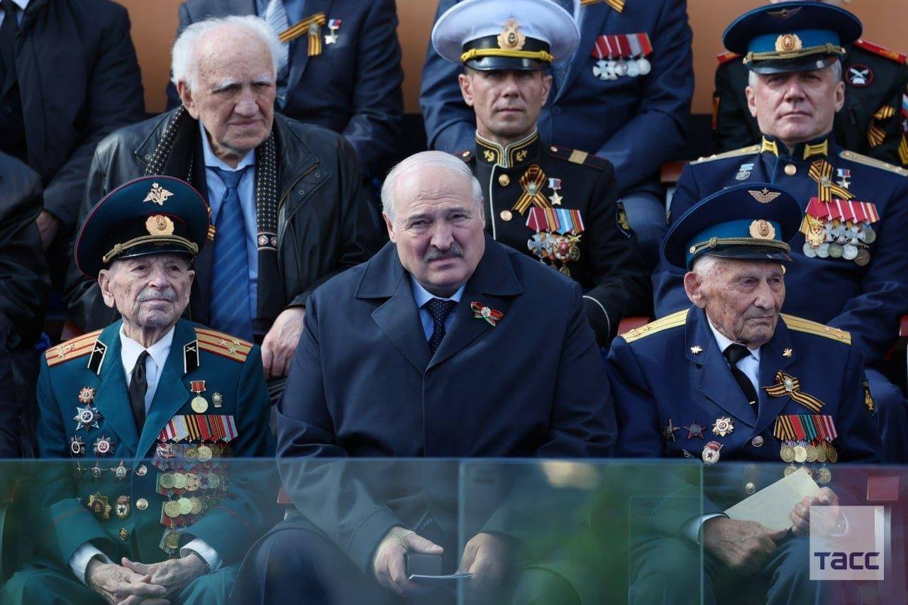 Лукашенко – на трибуне среди ветеранов, 9 мая 2023 года